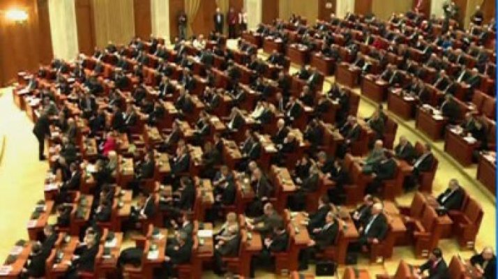 Traseism pe bandă rulantă în Parlament: 12 noi parlamentari şi-au schimbat deja partidul